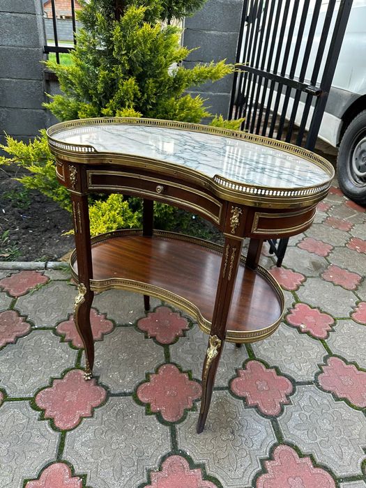 Doua masute deosebite din lemn cu blat marmura si elemente bronz