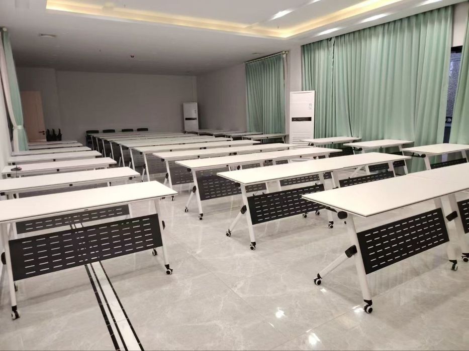 Стол парта с двумя стульями в комплекте