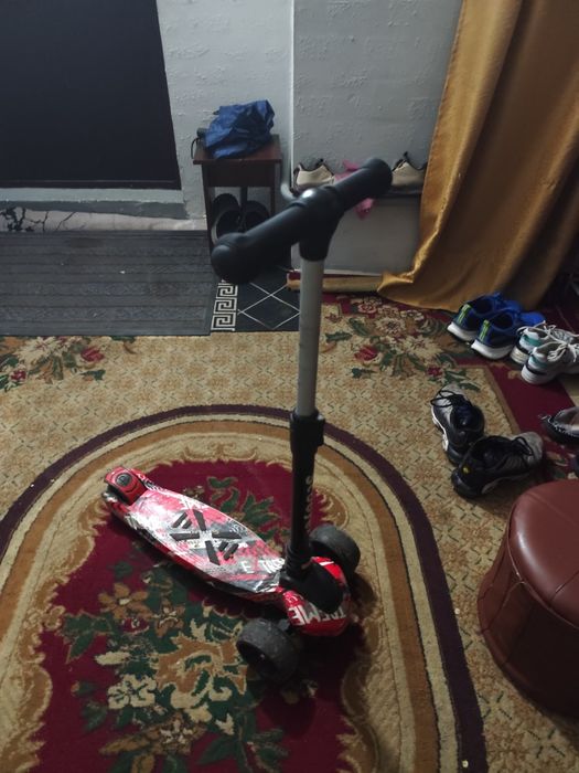 Самокат трёхколёсный