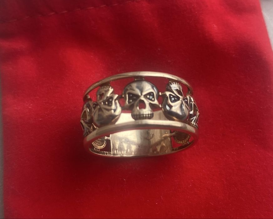 Кольцо золотое с черепами и драгоцеными камнями