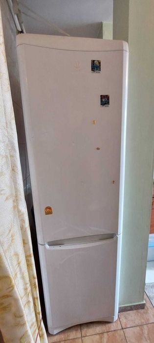 Frigider tip combină frigorifică INDESIT în stare de funcționare