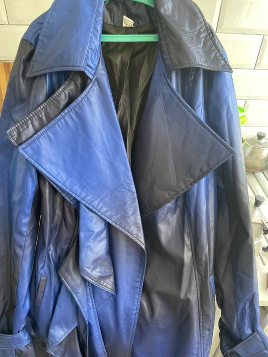 Расклешенный плащ необычной расцветки