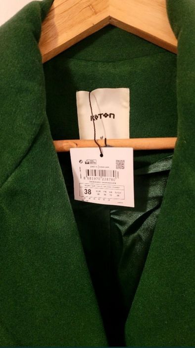 Palton nou, cu eticheta