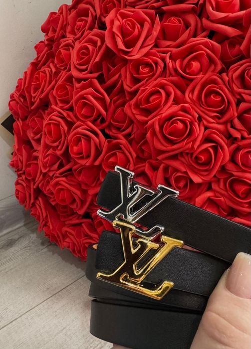 Дамски колани с метална тока.