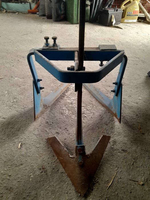 Мотоблок грило ж85.Има и допълнително  плуг и метални колела 10кс.