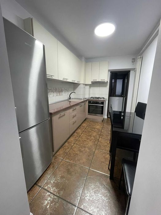 De inchiriat apartament 3 camere in Pietonal