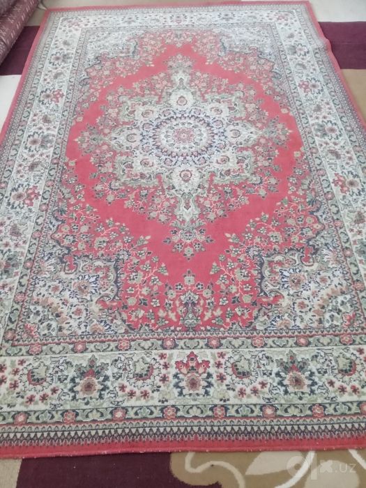 Klassik qizil gilam sotiladi (2x3 metr), holati yaxshi