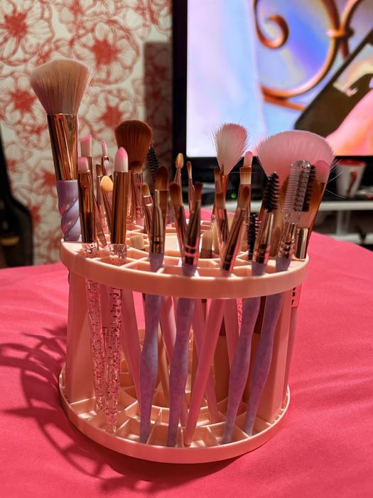 42 бр четки за грим чисто нови и поставка за четки