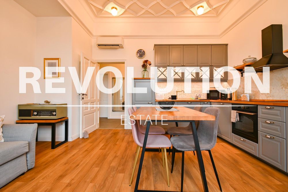 Тристаен апартамент в Центъра на София