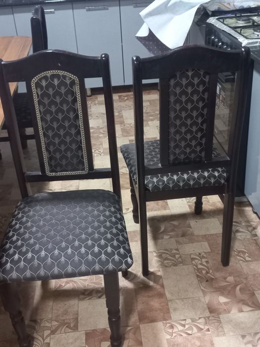 Столь со стульями.