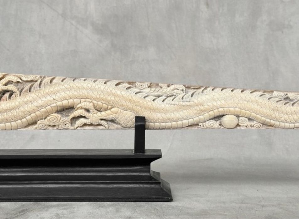 Colt de peste spada sculptat manual