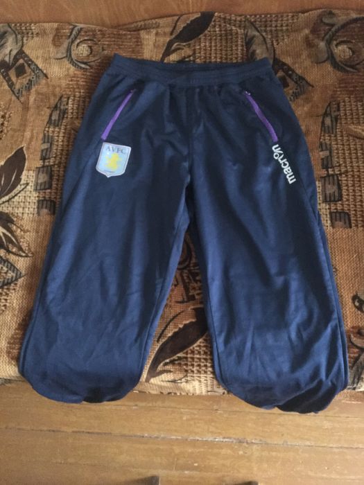 Оргинално долнище Macron и Aston Villa, Размер М, Чисто ново, Мн.рядко