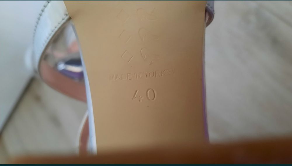 Дамски токчета и дамска чанта