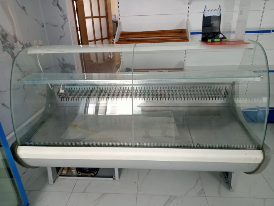 Продается витринный   холодильник