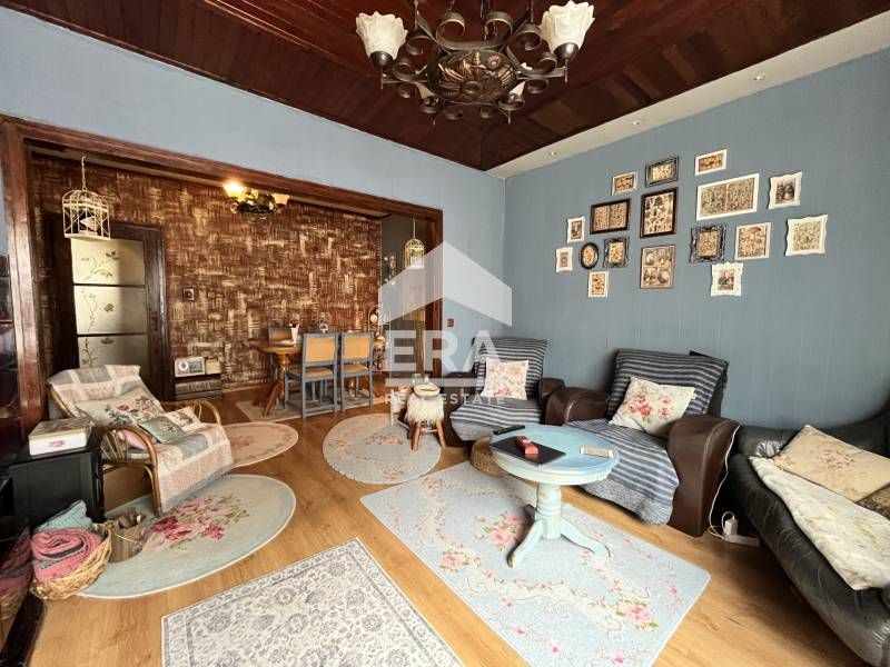 Артистичен тристаен апартамент в  сърцето на кв. Оборище