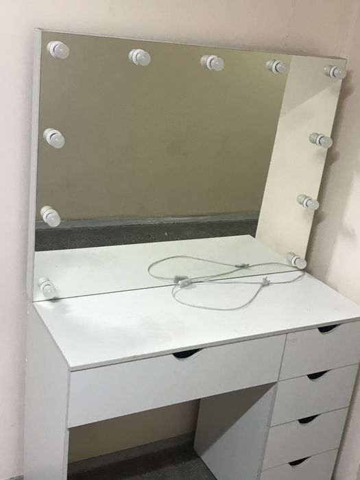 Визажный стол для макияж