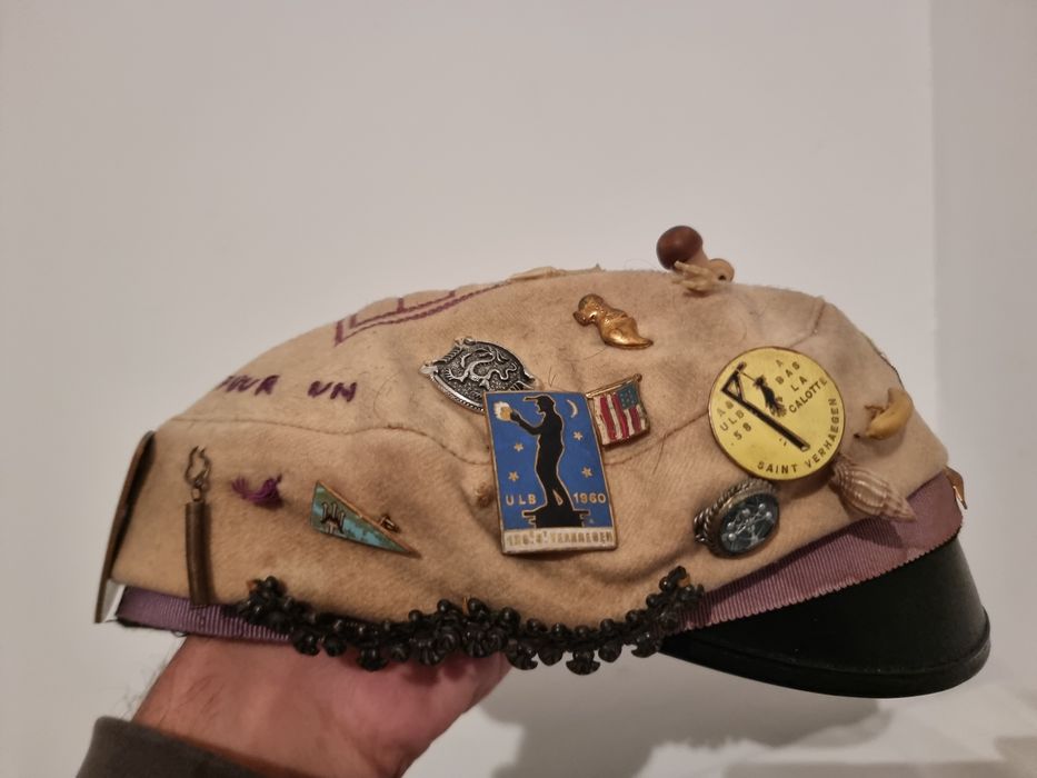 Toca studenteasca belgiana ULB, anii 1960, decorata cu insigne