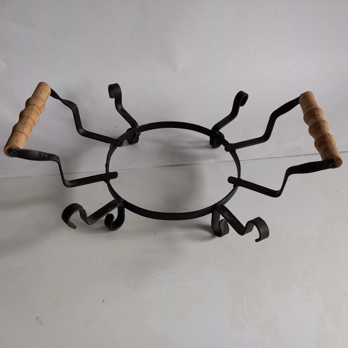 Чиния с поставка