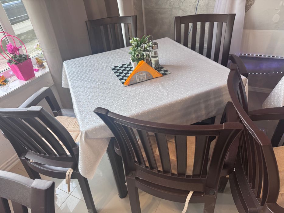 Mese și scaune de vânzare