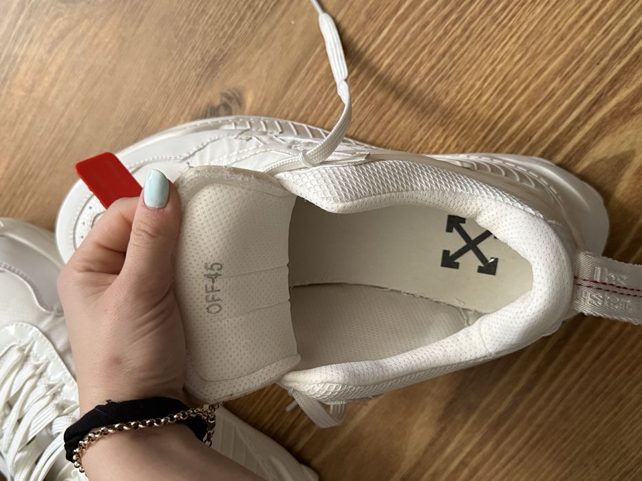 Sneakersi Off-White Odsy