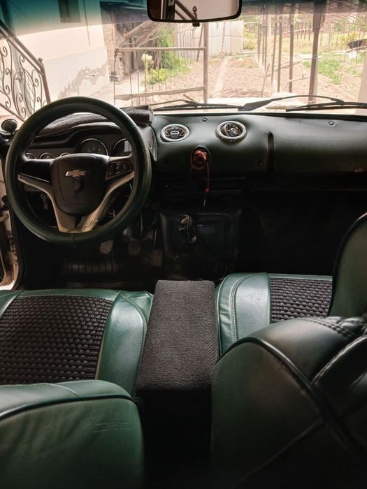 Vaz 2106 sotiladi.