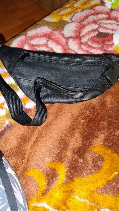 Vând borseta universala ,noua are 3buzunare 2pe fata și unul pe spate