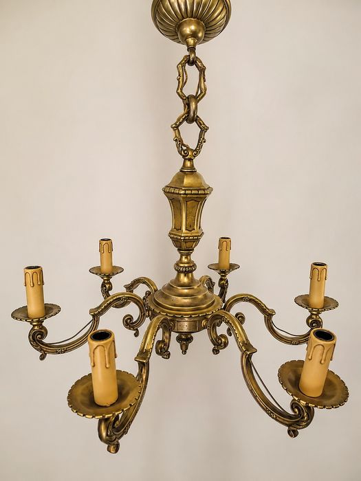 Boem candelabru de dimensiuni mari din bronz masiv in stilul Louis ,piesa cu o lucrătură de o foarte mare finețe,masiv dimensiuni 65 cm diametrul ,75