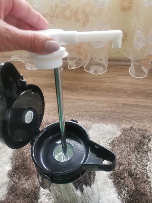 Продавам голям гръцки термос с помпа