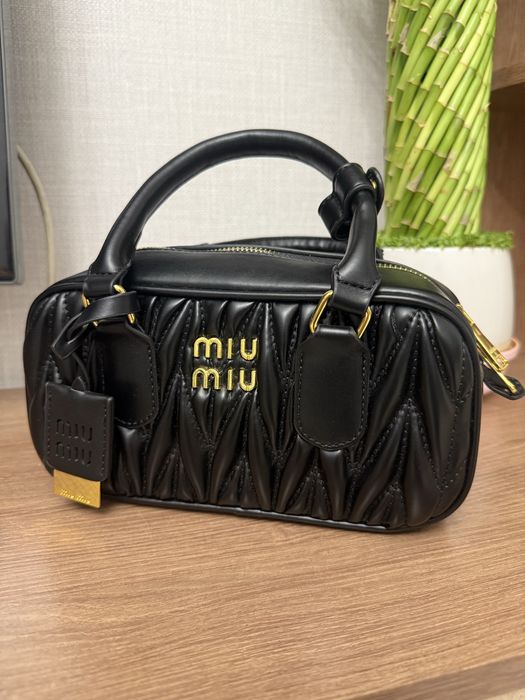 Черная сумка Miu Miu