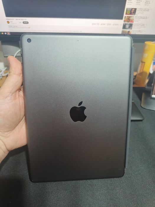 Ipad 9 64gb WiFi cu husa tastatura apple
