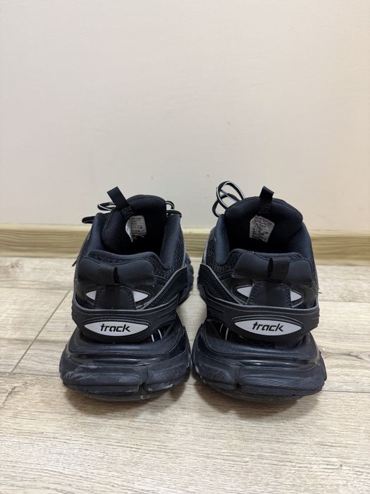 Balenciaga Track 42 purtati