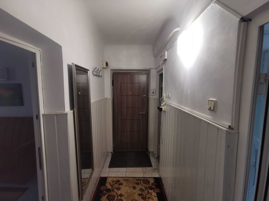 Închiriez apartament 3 camere în centrul Bârladului