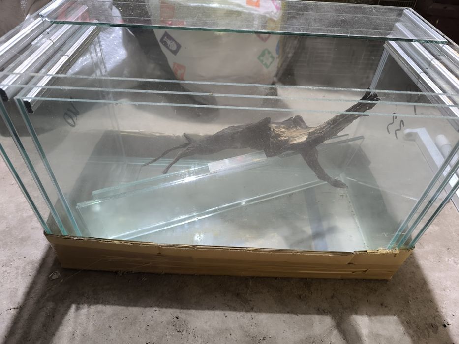 Аквариуми със стъклен капак нови
