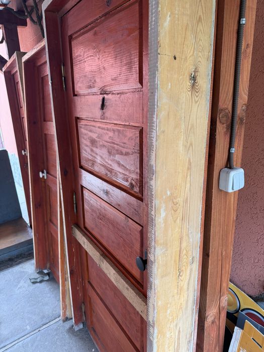 Usi din lemn de brad masiv