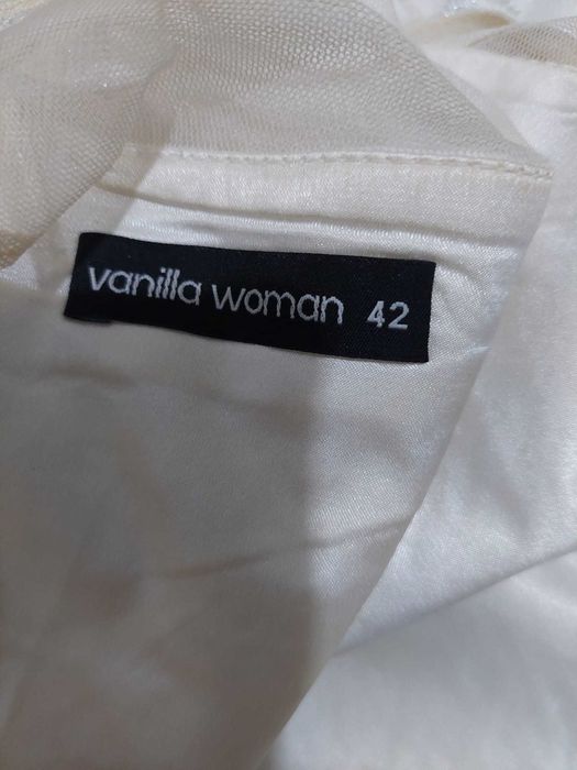 Rochie superba in clos cu broderie argintie si ivory aplicatii florale