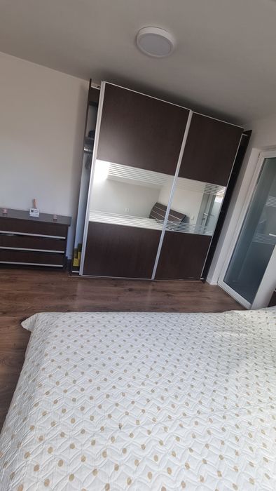 Închiriez apartament 2 camere în curte comună