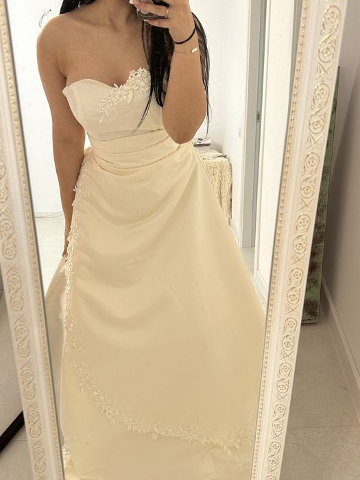 Rochie de mireasa crem