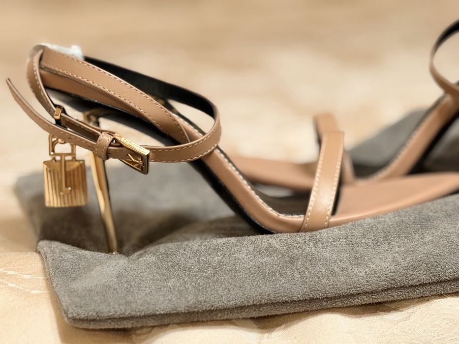 Sanda dama Tom Ford roz