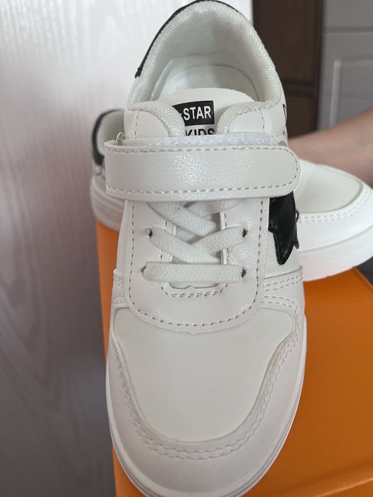 Белые кроссовки для девочки