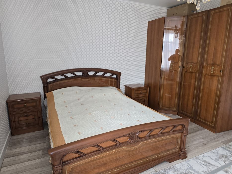 Продаю спальный гарнитур.