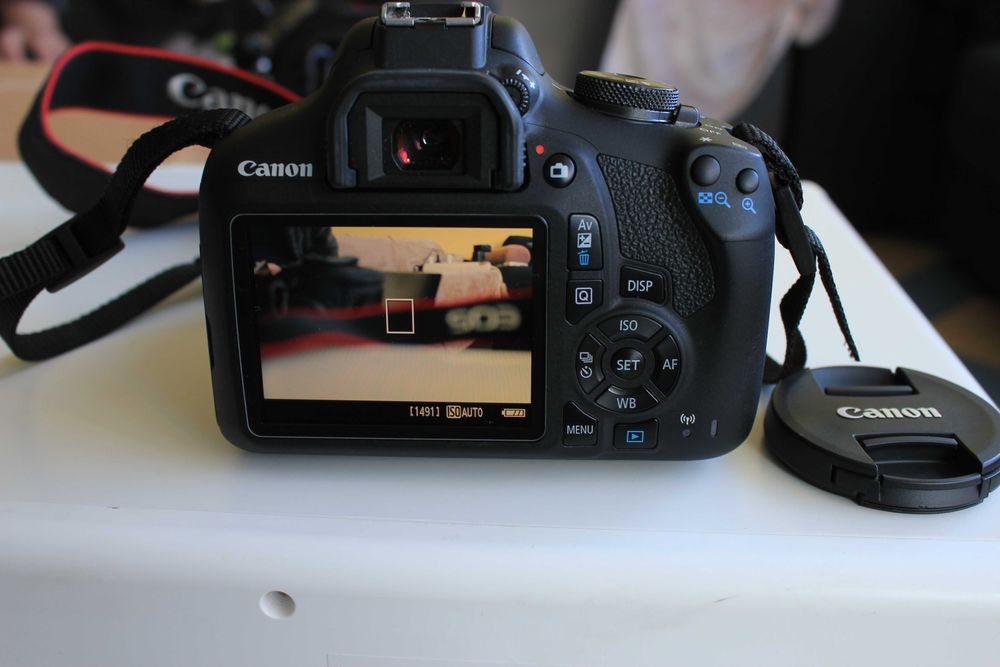 Canon EOS 2000D + обектив Canon EF-S 18-55mm f/3.5-5.6 IS-Фотоапарат