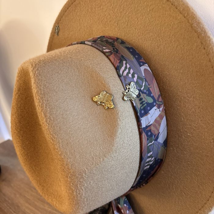 Ръчно изработена шапка в два цвята