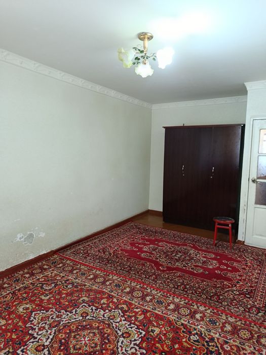 4 каватли домнинг 2 каватидаги 2 хонали квартира ижарага берилади