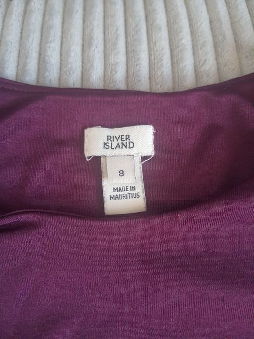 Потници на Zara и River Island