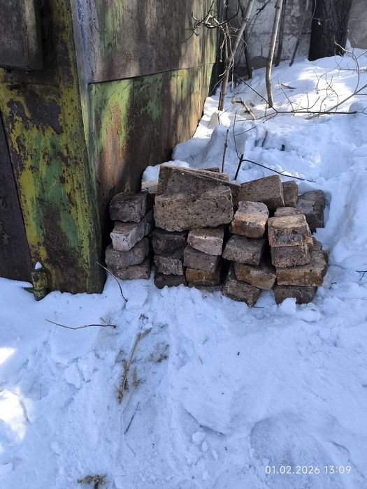 Кирпич б/у. Половинки и целые.