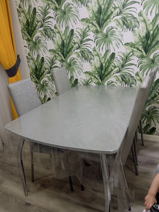 Кухонный стол с 4 стульями