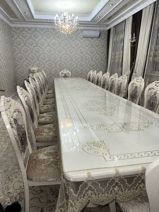 Стол и стулья в белом цвете.