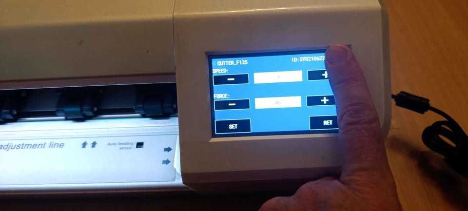 cutter folii telefon Devia F125
