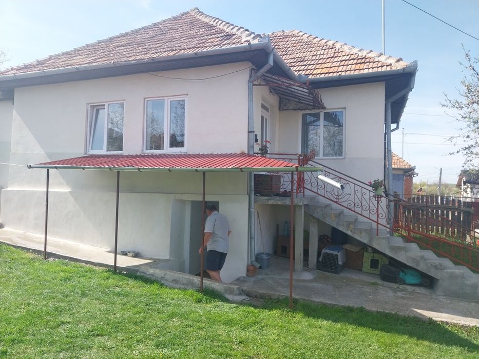 Casă cu Teren de vânzare.