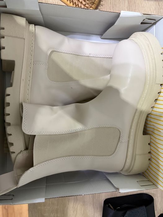 Дамски бежови боти